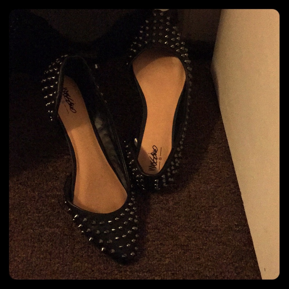 Size 7 spiked flats.